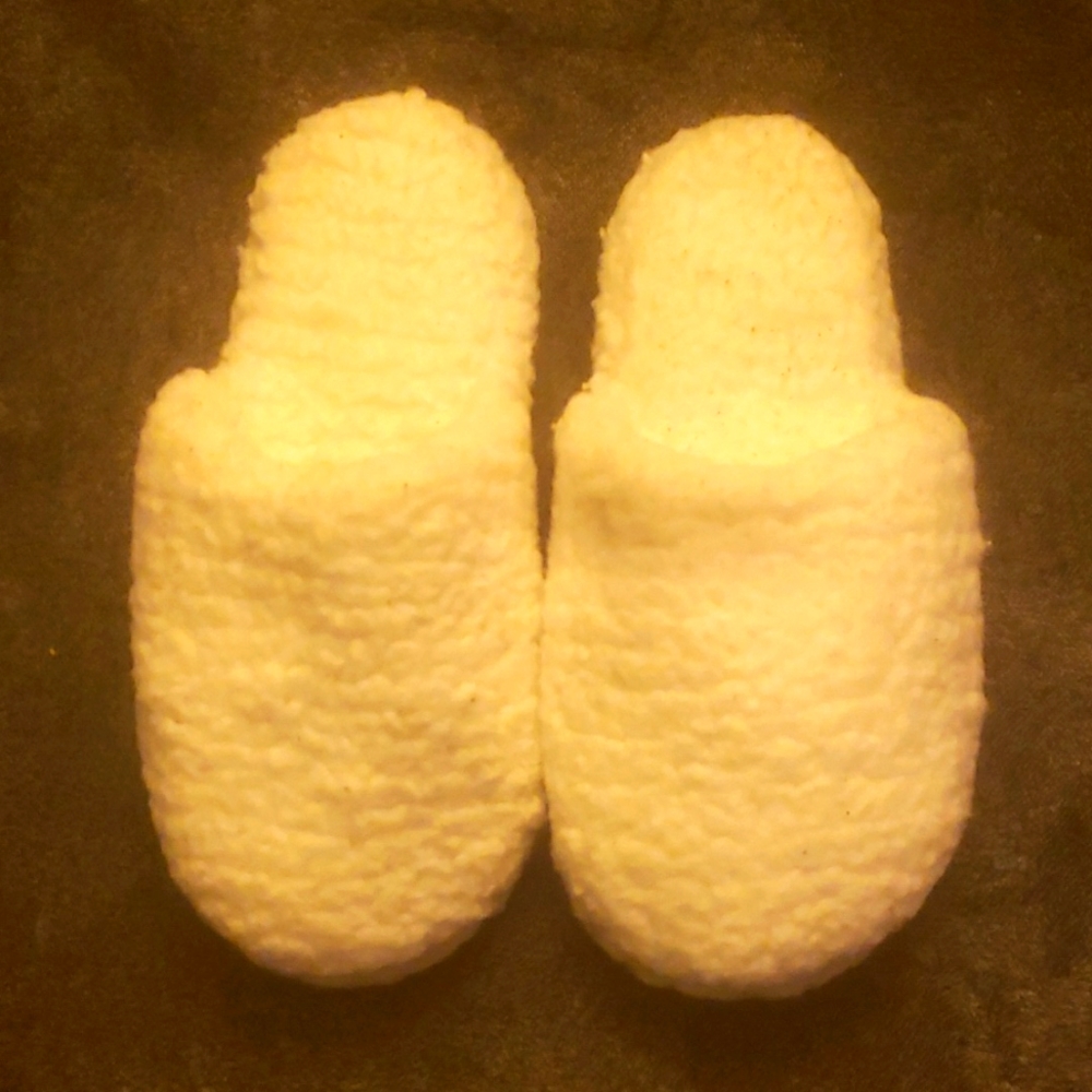 Women's fluffy white slippers size 8/9